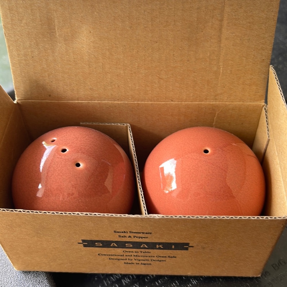 New Sasaki Colorstone CINNABAR Salt & Pepper Shakers